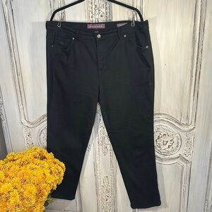 Gloria Vanderbilt Women's Black Amanda Jeans
Size 16WS